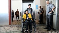 Atlet mengecek lift untuk disabilitas.