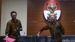 KPK Tunjukkan Barang Bukti Suap Bupati Purbalingga