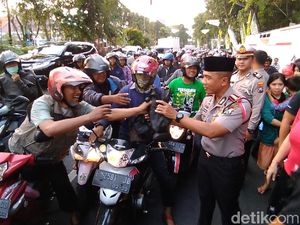 Saat Kapolrestabes Surabaya Berbagi Takjil