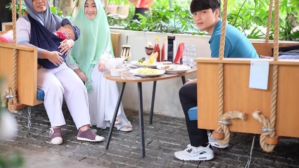 Papah Muda Keren! Begini 10 Gaya Alvin, Anak Ustaz Arifin Ilham Saat Kulineran