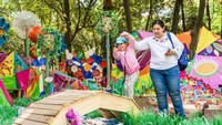 Seorang anak sedang bermain menyeberang sebuah sungai plastik bersama ibunda. Setelah dibuka untuk umum, hutan masa depan ini menjadi salah satu tempat wisata yang menyenangkan untuk anak-anak. Tidak hanya memanjakan mata dengan warna cerah khas anak-anak, hutan ini juga menjadi media belajar bagi anak-anak untuk mengetahui apa saja yang ada di dalam sebuah hutan. Istimewa/Boredpanda.
