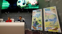 Bank sentral Rusia sebelumnya telah mengeluarkan koin peringatan untuk Piala Dunia 2018. REUTERS/Sergei Karpukhin.