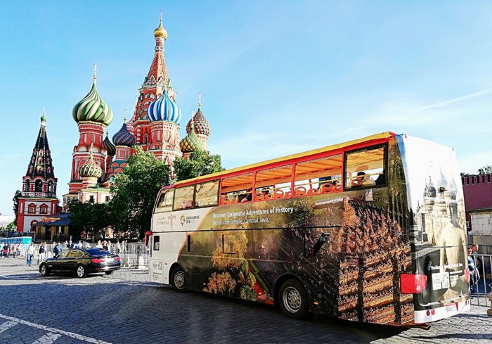 Bus Wisata Wonderful Indonesia mengaspal di jalanan utama Moskow. (Dok. KBRI Moskow)
