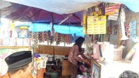 Nenek itu bernama Mak Madura (82) yang sehari-hari berjualan di warung di pinggir Jl Lapangan Banteng Barat.