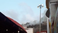 Foto lain yang diunggah Badan Penanggulangan Bencana Daerah (BPBD) DKI Jakarta, tampak asap yang terbang cukup tebal. (Foto: BPBD DKI)