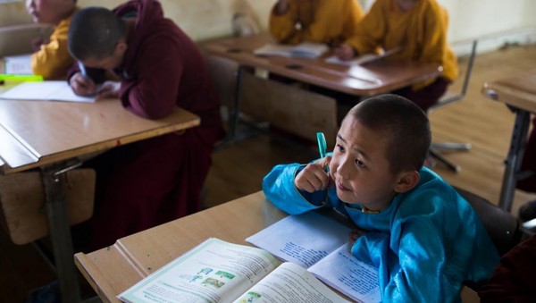 Foto: Mereka diajarkan pelajaran umum seperti sastra, matematika, dan pengetahuan umum. (Thomas Peter/Reuters)