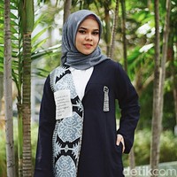 Top & Pants: HIJUP. Scarf: DAMA. Fotografer: Niko W/detikcom. Makeup Artist: Mirabella Cosmetics. Lokasi: Gedung Trans TV, Tendean Jakarta. Stylist: Silmia Putri. Model: Indira Anjani. [Finalis Hijab Hunt 2018]