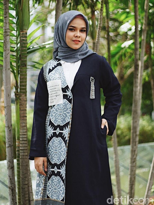 Top & Pants: HIJUP. Scarf: DAMA. Fotografer: Niko W/detikcom. Makeup Artist: Mirabella Cosmetics. Lokasi: Gedung Trans TV, Tendean Jakarta. Stylist: Silmia Putri. Model: Indira Anjani. [Finalis Hijab Hunt 2018]