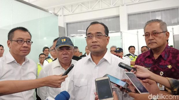 Menhub Budi Karya Sumadi dan Menteri PUPR Basuki Hadimuljono meninjau kesiapan terminal baru Bandara Ahmad Yani Semarang