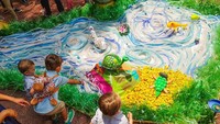 Anak-anak terlihat sedang bermain di kolam buatan yang dipamerkan di dalam hutan buatan karya Dambo. Kolam tersebut dipenuhi dengan berbagai macam hewan air berbentuk lucu dan warna-warni menarik minat anak-anak untuk melihatnya. Istimewa/Boredpanda.