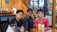  Minuman yang ada di depan Alvin tampak seger banget ya? Foto: Instagram @alvin_411