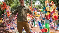 Besarnya antusiasme masyarakat atas hasil karyanya membuat Dambo mengembangkan berbagai proyek seni lainnya di kota-kota lain dengan mengandalkan sampah plastik. Istimewa/Boredpanda.