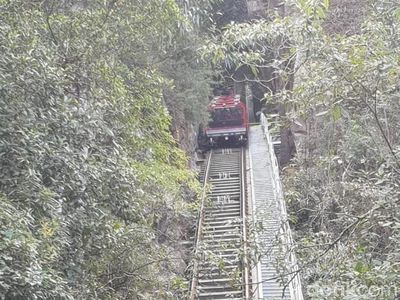 Foto: Naik Kereta di Jalur Tercuram Australia
