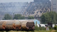Polisi tampak berjaga mengamankan lingkungan di sekitar area penyimpanan gandum dan masih melakukan evakuasi terhadap korban yang berada di sekitar tempat kejadian perkara. Vincent Kessler/Reuters.