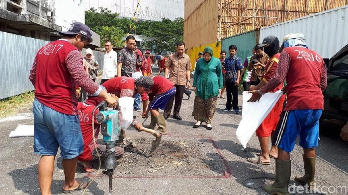 Kembali ke Tangan Pemkot, Risma Langsung Perbaiki Jalan Kenari