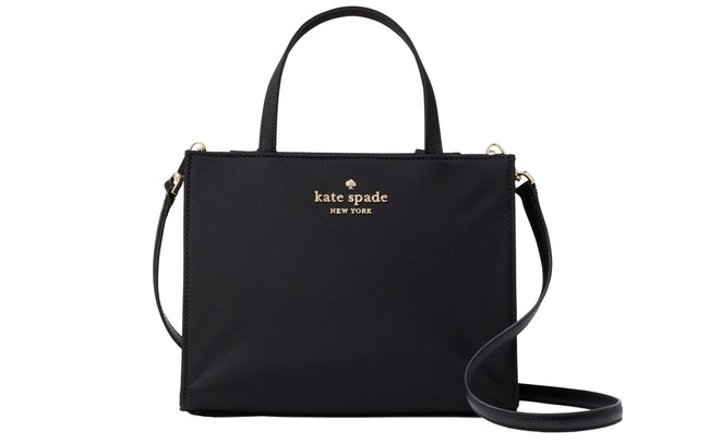 Tas tangan bernama Sam adalah rancangan Kate Spade yang paling ikonis dan laris dari tahun 90-an. Hingga saat ini, tas Sam dirilis ulang dengan permainan material dan motif menarik. Foto: Dok. Getty Images