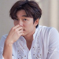 Pakai baju koko bernuansa putih, Gong Yoo semakin terlihat tampan. Penampilan bintang pemain Goblin ini pun membuat banyak hati kaum hawa bergetar. Foto: Istimewa