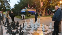 Permainan seperti catur ada juga di taman ini. Bisa dimainkan juga lho! (Nograhany/detikTravel)