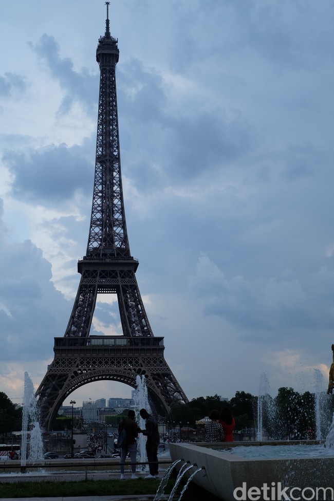 Satu lagi lokasi untuk menikmati keindahan Menara Eiffel, yakni Jardin du Trucadero. Lokasinya tepat di seberang Menara Eiffel yang dipisahkan oleh Sungai Seine. Foto: Daniel Ngantung/Wolipop