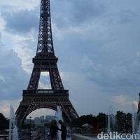 Satu lagi lokasi untuk menikmati keindahan Menara Eiffel, yakni Jardin du Trucadero. Lokasinya tepat di seberang Menara Eiffel yang dipisahkan oleh Sungai Seine. Foto: Daniel Ngantung/Wolipop