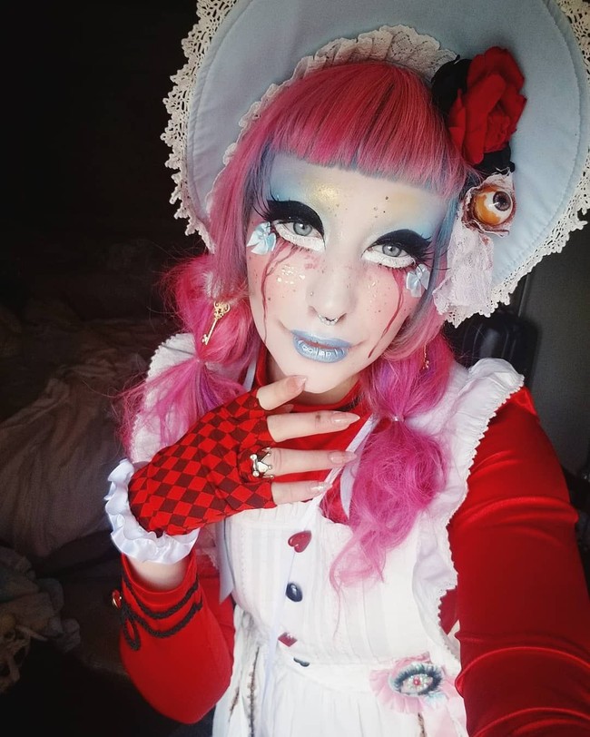 Toshi Salvino adalah seorang makeup artist dan hair stylist asal New York, AS. Ia mengaku menghabiskan waktu tiga jam untuk merias wajah seperti boneka. Hal itu dilakukannya enam hari dalam seminggu. Foto: Instagram Toshi Salvino