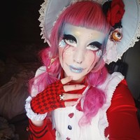 Toshi Salvino adalah seorang makeup artist dan hair stylist asal New York, AS. Ia mengaku menghabiskan waktu tiga jam untuk merias wajah seperti boneka. Hal itu dilakukannya enam hari dalam seminggu. Foto: Instagram Toshi Salvino