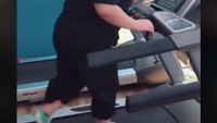 Video awalnya menunjukkan seorang wanita gemuk sedang kepayahan berlari di atas treadmill elektrik. (Foto: Facebook/9gag)