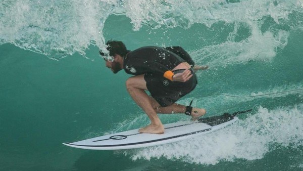 Foto: Liam Hemsworth yang Senang Basah-basahan