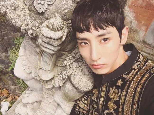Penampilan aktor Lee Soo Hyuk saat di Bali ketika mengenakan baju koko. Foto: Istimewa