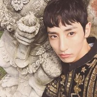 Penampilan aktor Lee Soo Hyuk saat di Bali ketika mengenakan baju koko. Foto: Istimewa
