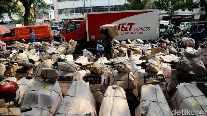 Jelang lebaran, jasa pengiriman barang semakin meningkat. Pengiriman paket motor via kereta api mengalami kenaikan dua kali lipat.