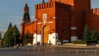 Jam Kremlin terletak di Menara Spasskaya yang menghadap ke Lapangan Merah di Moskow, Rusia. Jam ini memiliki ciri khas melantunkan dua melodi yang berbeda yang berasal dari potongan lagu pendek kebangsaan Rusia dan paduan suara dari Opera Glinka A Life For The Tsar saat berdentang. Istimewa/Brian Bumby.