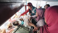 Kok seperti sedang membeli nasi uduk ya. Glenn tak malu-malu mengambil gorengannya sendiri. Foto: Instagram @glennalinskie