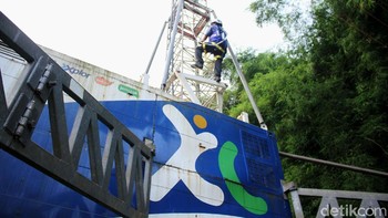 Petugas mengecek BTS XL Axiata di KM 43 Tol Merak.