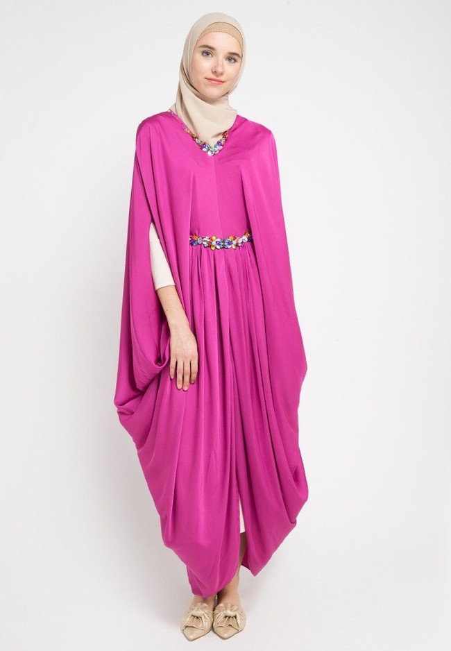 Di situs Zalora, Anda bisa mendapati berbagai pilihan kaftan dari LUIRE by Raden Sirait. Salah satunya Kaftan Almira warna fuschia dengan detail embellishment dan potongan draperi ini. Item itu diskon dari Rp 1,4 jutaan menjadi Rp 449 ribuan. Foto: Zalora