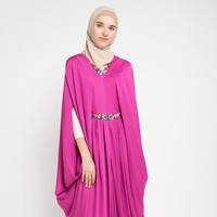 Di situs Zalora, Anda bisa mendapati berbagai pilihan kaftan dari LUIRE by Raden Sirait. Salah satunya Kaftan Almira warna fuschia dengan detail embellishment dan potongan draperi ini. Item itu diskon dari Rp 1,4 jutaan menjadi Rp 449 ribuan. Foto: Zalora