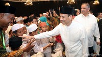 Wakil Menteri Energi dan Sumber Daya Mineral (ESDM) Archandra Tahar didampingi Direktur Utama PLN Sofyan Basir menyalami anak yatim yang hadir dalam buka bersama PLN di JCC, Jakarta, Rabu (6/6/2018).