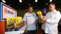 Direktur Utama Perum Bulog Budi Waseso (Buwas) mengecek minyak goreng Kita 1 Ltr. Dalam kegiatan ini minyak goreng tersebut dijual dengan harga Rp 12.000.