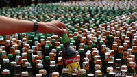 Minuman keras (miras) berbagai merek disita dari pedagang liar.