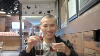 Ini jadi bukti kalau Ustaz kelahiran Palembang itu memang doyan ngopi. Ia terlihat memegang segelas espresso. Tiap foto yang diunggahnya di Instagram, selalu berisi ceramah singkat.Foto: Instagram felixsiauw
