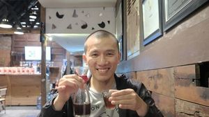 Intip Gaya Ngopi Ustaz Felix Siauw Bareng Istri dan Temannya di Sini