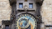 Menara Jam Astronomi menjadi salah satu tempat wisata paling terkenal di Kota Tua Praha. Menara jam yang telah dibangun sejak abad pertengahan ini menampilkan jam mekanis dengan tampilan simbol-simbol astronomi. Pada tampilan jam diatas tampilan penunjuk jam mewakili simbol bumi, matahari, dan langit yang berputar ke cincin zodiak dan menggerakan simbol-simbol dibawah jam yang menampilkan 12 Nabi sesuai dengan keyakinan Kristiani di Abad Pertengahan. Istimewa/Future Light