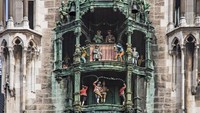 Menara jam unik ini bernama Rathaus-Glockenspiel dan berlokasi di Munich, Jerman. Setiap hari, dua kali sehari, 43 lonceng berbunyi ketika 32 figur seukuran manusia menghidupkan kembali dua kisah abad ke-16 untuk menghibur penduduk setempat dan para wisatawan yang berkunjung ke Munich. Atraksi ini berlangsung hingga 15 menit dan berakhir dengan kicauan ayam emas kecil sebanyak tiga kali. Istimewa/Tinieder.
