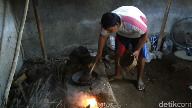 Proses pembuatan emping di Purworejo. 