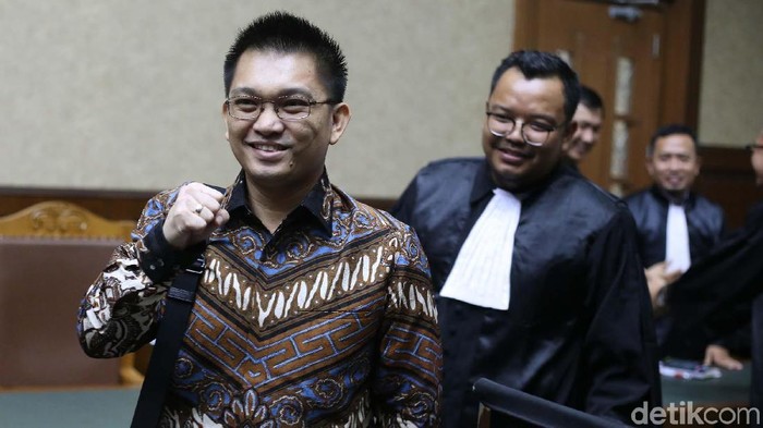 Anggota DPR, Aditya Anugerah Moha divonis 4 tahun. Dia terbukti memberi suap kepada eks Ketua PT Manado Sudiwardono untuk putusan banding terhadap ibunya.