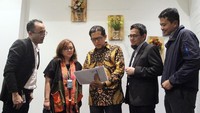 Direktur Eksekutif Keuangan & Penilaian Proyek PT Penjaminan Infrastruktur Indonesia (Persero) Salusra Satria berbincang dengan Senior Vice President (SVP) Corporate Secretary & Communications Indra Pradana Singawinata, Deputi Direktur Pengembangan Bisnis Tanti Hidayati, Deputi Direktur Keuangan Donny Hamdani dan SVP Project Monitoring Muhammad Ridho saat Media Briefing di Jakarta, Selasa (5/6). Foto: dok. PII