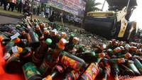 Petugas dari Polres Metro Jakarta Pusat menggunakan buldoser memusnahkan ribuan botol miras.