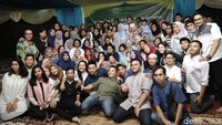 Penampilan keluarga Asix saat mengadakan buka bersama dengan anak yatim piatu dan karyawan. Foto: Hanif Hawari/detikHOT