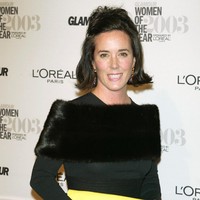 “Kate Spade memahami bahwa kekuatan fashion itu adalah untuk menciptakan kebahagiaan dan merayakan feminitas. Dan tas pertama yang dirilisnya saat itu keluar di saat industri sedang didominasi tren minimalis dan berkelas dari sebuah tas hitam Prada. Dia mengubah permainannya menjadi koleksi berwarna cerah dan unik,” kenang Susan Scafidi, pendiri dan direktur di Fashion Law Institute di Fordham University seperti dikutip CBS. Foto: Dok. Getty Images