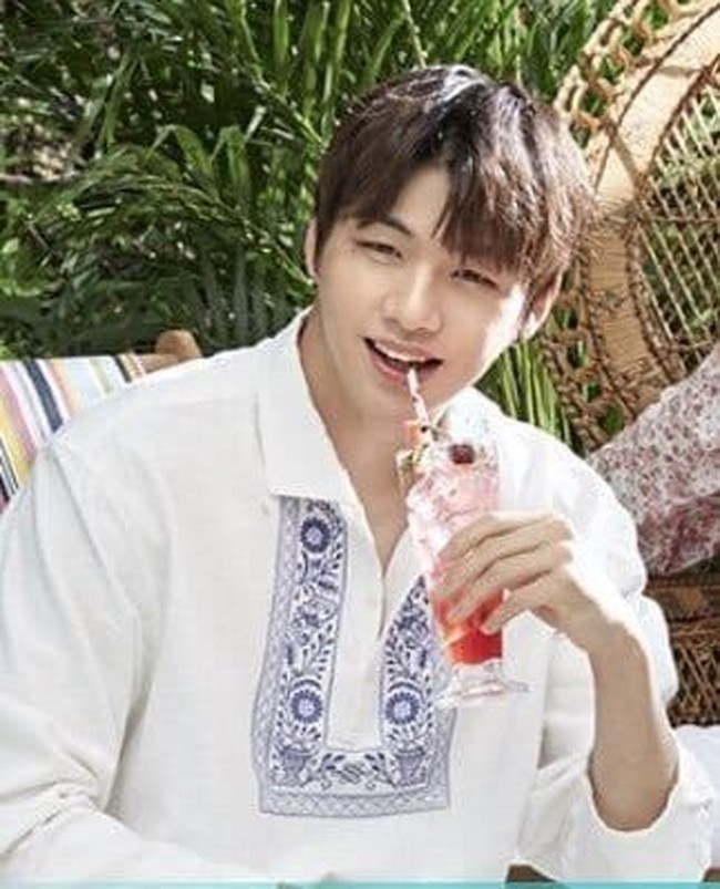 Lihat Kang Daniel pakai baju koko dan minum sirup di Ramadan jadi tambah seger. Foto: Istimewa